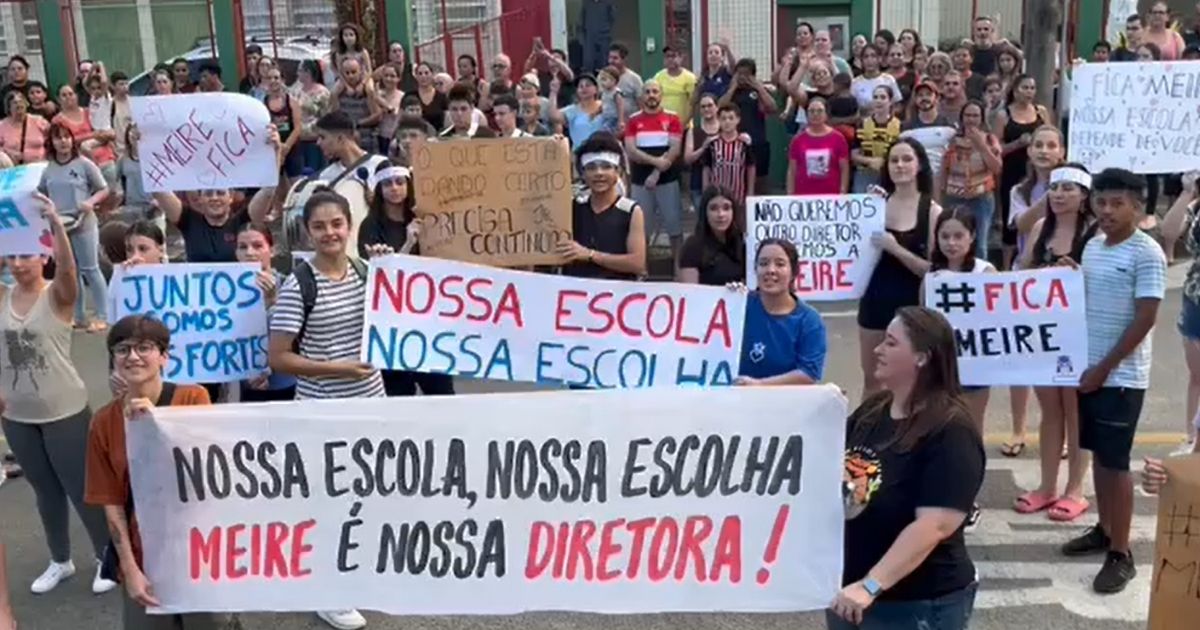 V Deo Alunos E Professores Fazem Manifesta O Em Frente Escola De