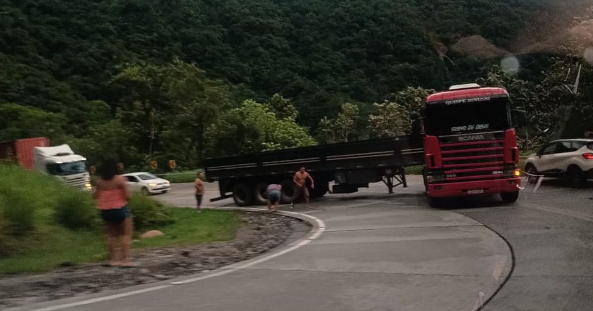 Caminhão fica atravessado e Serra Dona Francisca é interditada em Joinville