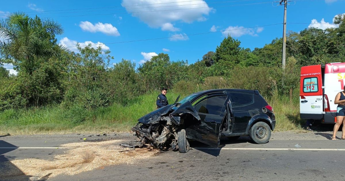 Mulher fica gravemente ferida após acidente entre carro e caminhão no