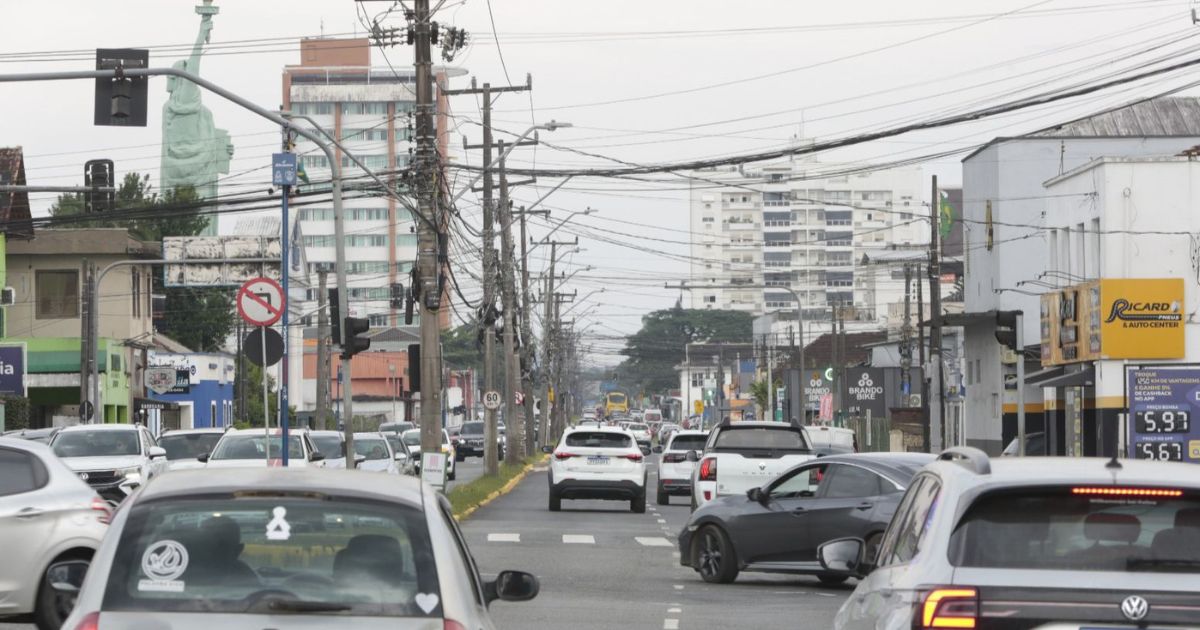 Obras na rua Coronel Procópio Gomes deixam trânsito em meia pista