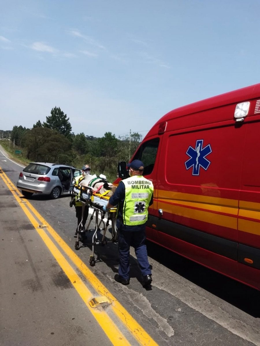 Vítima de acidente na SC-418, em Campo Alegre, sendo atendida