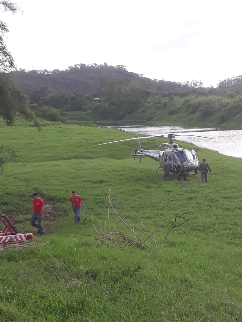 Bombeiros fazem buscas a homem desaparecido no rio Itapocu, em Guaramirim