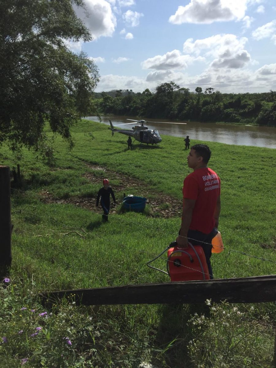 Bombeiros fazem buscas a homem desaparecido no rio Itapocu, em Guaramirim