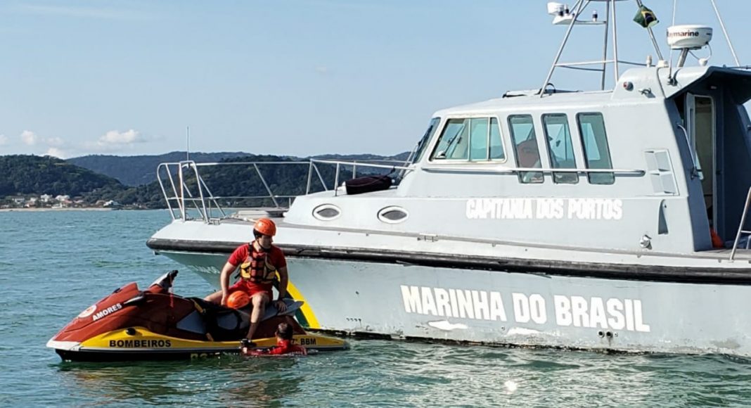 Dois pescadores morrem após barco naufragar, em Balneário Piçarras