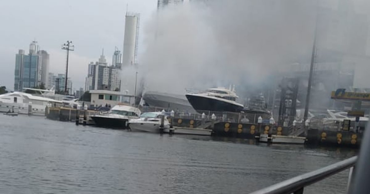 Lancha pega fogo na marina em Balneário Camboriú