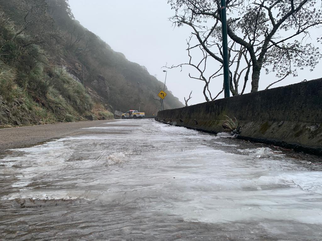 Serra do Rio do Rastro amanhece com trechos congelados nesta quarta-feira; veja as fotos