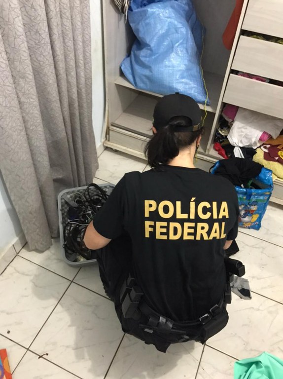 Oficial da Polícia Federal atuando durante operação