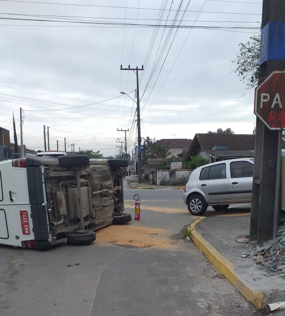 Carro capota durante acidente em cruzamento no bairro Vila Nova, em Joinville (1)