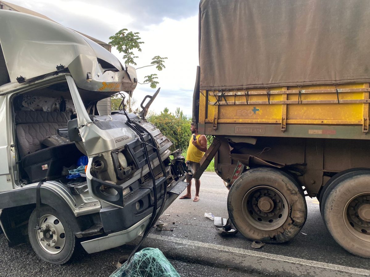 VÍDEO - Caminhoneiro fica preso às ferragens após bater contra outro  caminhão na BR-280, em Araquari