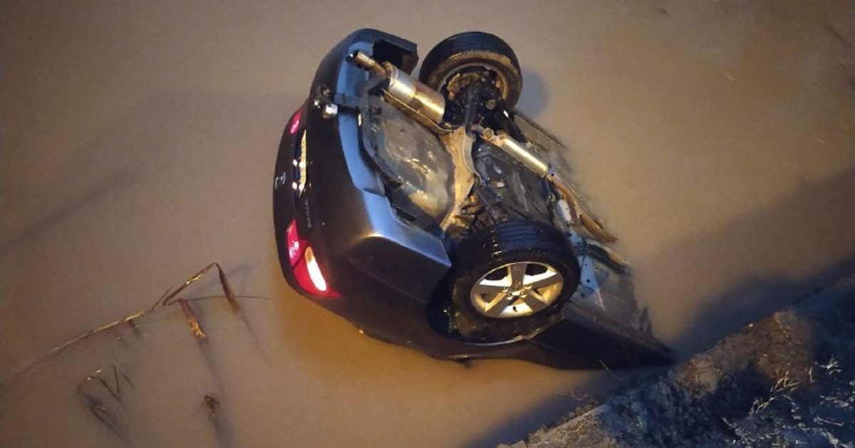 Após carro cair no rio, duas pessoas morrem em Santa Catarina