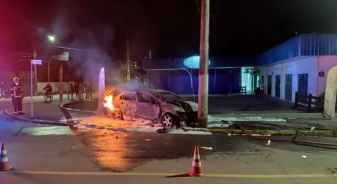 Após colidir em poste, veículo é consumido pelas chamas em Santa Catarina