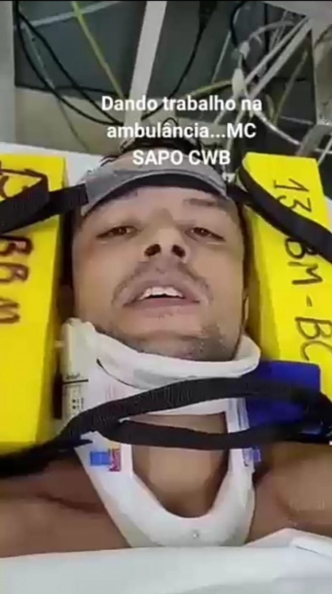 Selfie do Leandro na ambulância