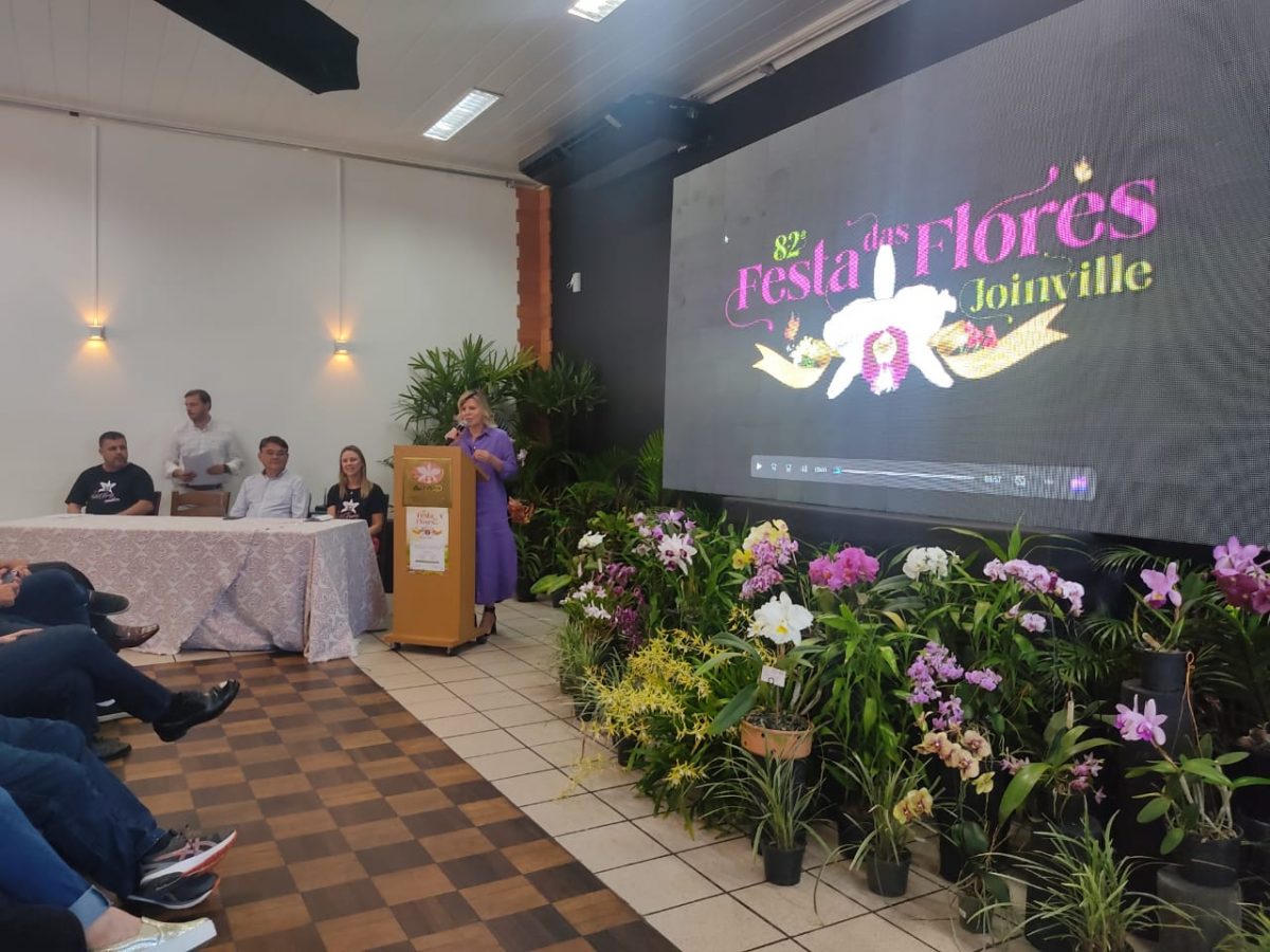 Vice-prefeita de Joinville, Rejane Gambin, em pé enquanto fala sobre a volta da Festa das Flores