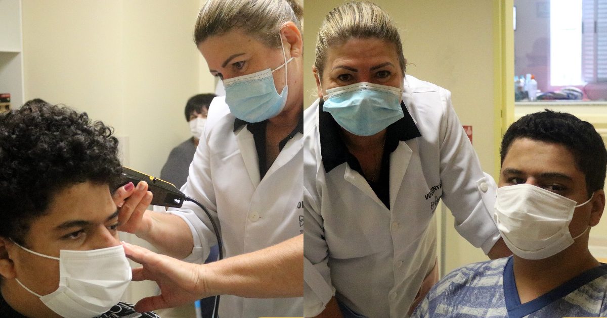 Noeli Silveira, cabeleireira voluntária, passando máquina no cabelo de paciente da oncologia do Hospital Infantil de Joinville.