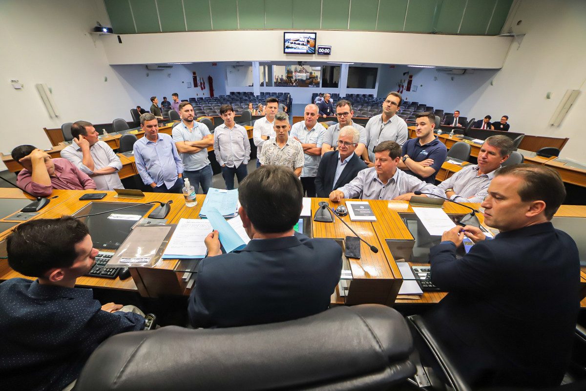 Peixer na mesa diretora e os demais vereadores sentados ao redor dele