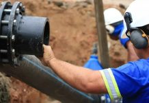 Obras noturnas na rede de esgoto alteram trânsito na Zona Industrial Norte, em Joinville