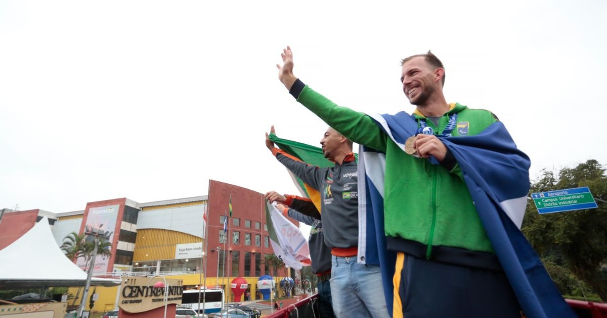 VÍDEO - Atleta Joinvilense é Recebido Com Festa Após Conquistar Medalha ...