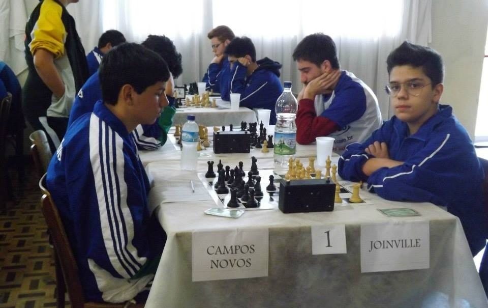 Número 1 de xadrez no Brasil jogará contra 30 pessoas simultaneamente em  Joinville