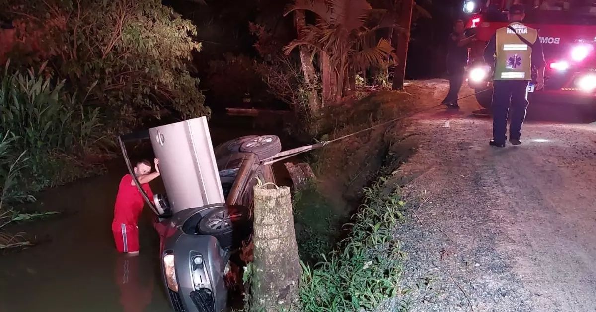 Homem Morre Após Carro Capotar E Cair Em Ribeirão Em Blumenau