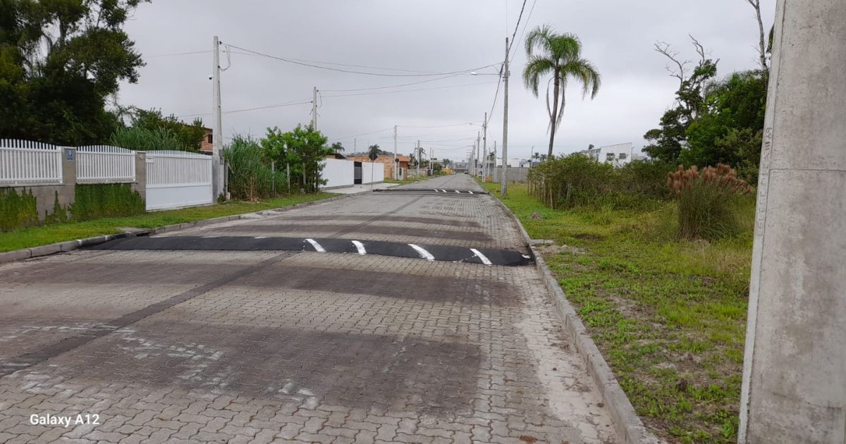 Lombadas são instaladas sem autorização em ruas de Barra Velha