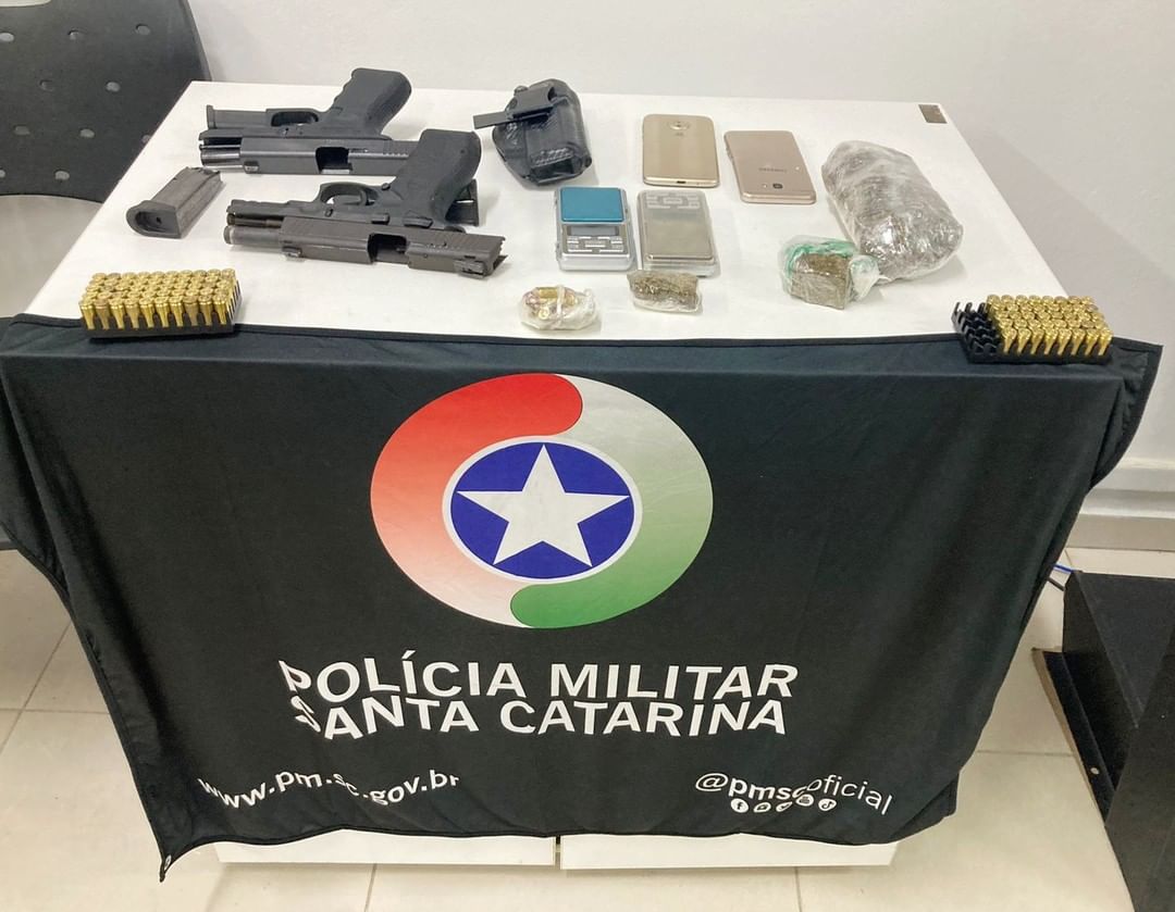 Pm Apreende Armas Drogas E Motocicleta Furtada Na Casa De Membro De Facção Criminosa Em Joinville