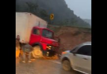 VÍDEO – Caminhão sai da pista e colide com barranco na “curva da morte” da Serra Dona Francisca