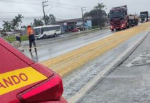 Derramamento de soja impacta trânsito e causa quedas de motos na BR-280, em Araquari