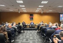 Acij debate tarifas dos EUA e cenário econômico em SC com a presença de senador