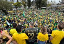 Manifestação “por liberdade e contra decisões do STF” lota praça da Bandeira, em Joinville