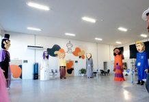 O Farol recebe exposição de bonecos gigantes que homenageiam personalidades de Joinville