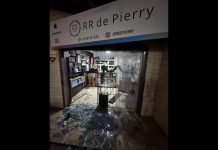 VÍDEO – Homens quebram fachada de loja de celulares e furtam produtos, em Joinville