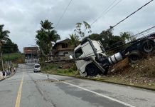 VÍDEO – Caminhão colide contra poste e deixa mais de 300 unidades sem energia em bairro de Joinville