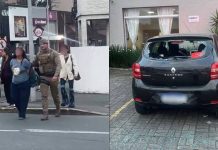 VÍDEO – Mulher tem surto psicótico com bebê de colo, danifica carro e é algemada, em Joinville