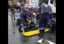 Carro fura sinal vermelho e causa grave acidente com motociclista, em Joinville