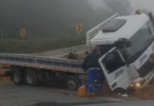 VÍDEO – Caminhão sai de pista e para em barranco na “curva da morte” da Serra Dona Francisca