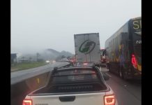 VÍDEO – Derramamento de carga causa congestionamento quilométrico na BR-101, em Barra Velha