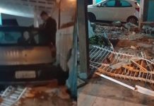 VÍDEO – Motorista destrói entrada de casa e foge a pé em Joinville