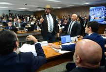 VÍDEO – Zé Trovão discute com advogado do Careca do INSS durante depoimento em CPMI