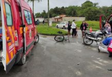 Motociclista e adolescente ficam gravemente feridos após acidente em Araquari