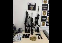 Polícia Civil prende pai e filho por posse ilegal de arma de fogo e apreende fuzil, em Joinville