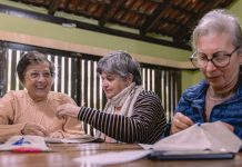 Projeto resgata bordado tradicional alemão e histórias de idosos de Joinville