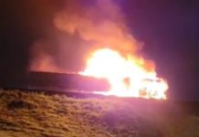 VÍDEO – Carreta pega fogo em cima de viaduto em Garuva
