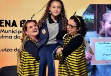 Aluna de 10 anos é campeã do 4º concurso de soletração em inglês da rede municipal de Joinville