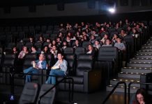 Estudantes assistem a filme no cinema sobre tradição do dialeto bergamasco preservada em cidade do interior de SC