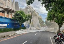 Vento forte derruba rede de proteção de prédio em obras e interdita rua em Joinville